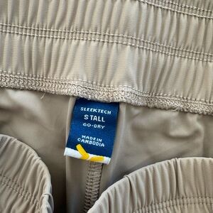 Old Navy sleek tech barrel leg pants